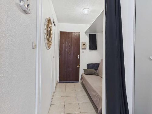 un couloir avec une porte menant à un salon dans l'établissement Studio cabine avec terrasse et parking privé à Marseillan-Plage - FR-1-326-852, à Marseillan