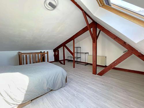 une chambre avec un lit dans un grenier dans l'établissement Superbe Duplex Proche Plage et Centre-ville - FR-1-646-87, à Berck-sur-Mer