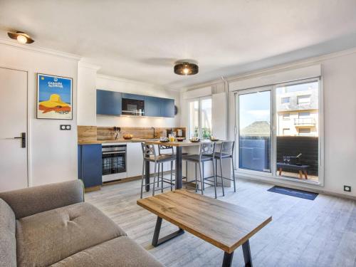 un salon avec un canapé et une table dans l'établissement Charmant appartement rénové avec balcon et WiFi à Cabourg - FR-1-788-62, à Cabourg