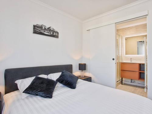 Postel nebo postele na pokoji v ubytování Charmant appartement rénové avec balcon et WiFi à Cabourg - FR-1-788-62