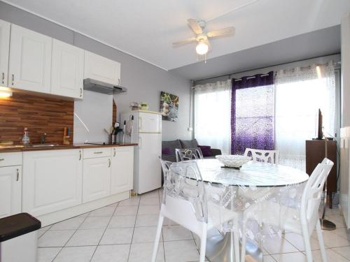 une cuisine et une salle à manger avec une table et des chaises dans l'établissement T1 rénové avec goût, proche Thermes, avec WiFi - FR-1-553-302, à Balaruc-les-Bains