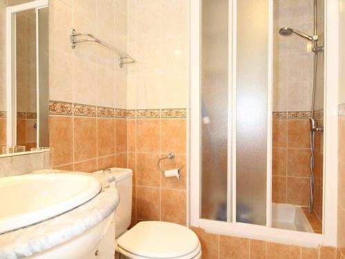 une salle de bain avec toilettes, lavabo et douche dans l'établissement T1 rénové avec goût, proche Thermes, avec WiFi - FR-1-553-302, à Balaruc-les-Bains