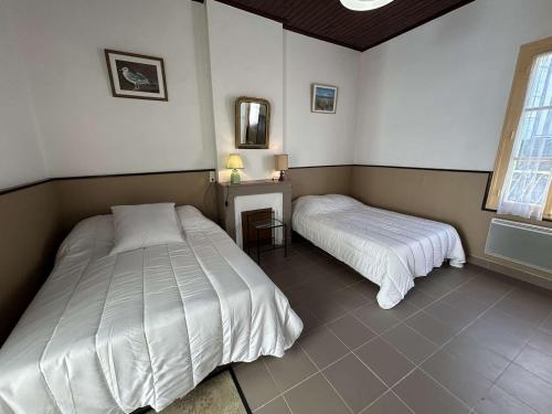 une chambre avec deux lits et une fenêtre dans l'établissement Maison de Vacances 2 Pièces à 100m Plage - Saint-Jean-de-Monts - FR-1-224C-343, à Saint-Jean-de-Monts