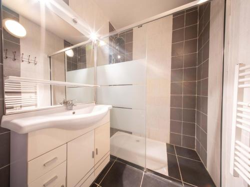 une salle de bain blanche avec un lavabo et un miroir dans l'établissement Appartement 6 pers au cœur de Mimizan Plage - FR-1-50-168, à Mimizan