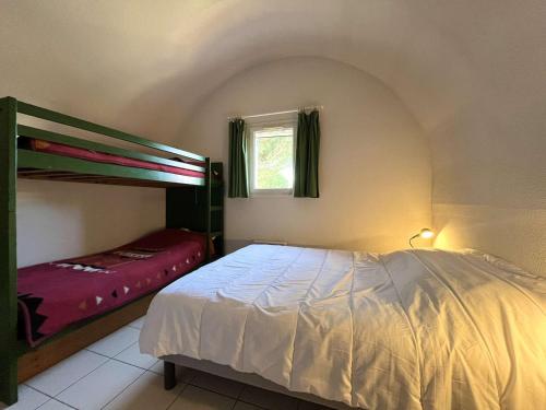 une chambre avec un lit et un lit superposé dans l'établissement Maison Gruissan 3 Pièces, Terrasse et Parking - FR-1-229-894, à Gruissan