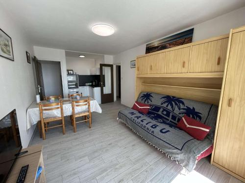 une chambre avec un lit et une table dans une pièce dans l'établissement Appartement lumineux 2 pièces, proche plage, parking inclus - FR-1-224C-339, à Saint-Hilaire-de-Riez