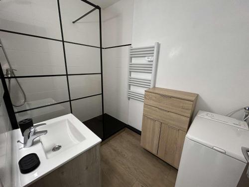 une petite salle de bain avec un lavabo et des toilettes dans l'établissement Appartement lumineux 2 pièces, proche plage, parking inclus - FR-1-224C-339, à Saint-Hilaire-de-Riez