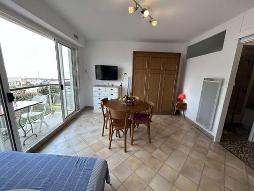 - une chambre avec une table et une chambre avec un balcon dans l'établissement Studio en bord de mer avec parking privé à Saint-Jean-de-Monts - FR-1-224C-342, à Saint-Jean-de-Monts