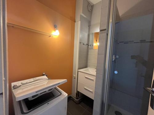 une salle de bain avec douche et lavabo dans l'établissement Appart rez de chaussée avec terrasse, proche plage, parking - FR-1-749-93, au Cap d'Agde