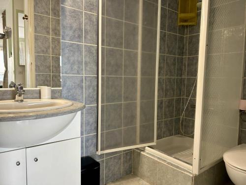 une salle de bain avec une douche, un lavabo et des toilettes dans l'établissement Studio au Lavandou, Terrasse, Climatisation, Proche Plage - FR-1-251-857, au Lavandou