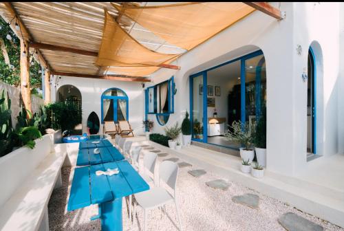 patio con tavolo blu e sedie bianche di Coral Bay Kingroom a Phu Quoc