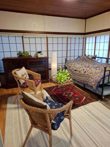 Χώρος καθιστικού στο EMS Enoshima クラシックゲストハウス 寝室は個室 犬OK