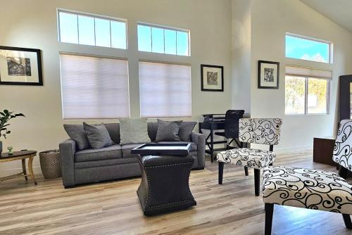 Φωτογραφία από το άλμπουμ του Desert Escape Home with 3BD 3BA with Pool and Jacuzzi σε Wildomar