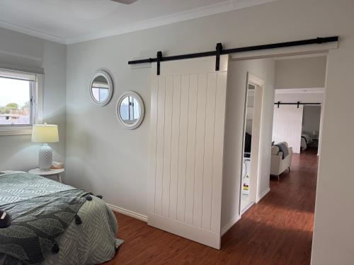 Postel nebo postele na pokoji v ubytování Coastal Sanctuary, Pet Firendly with Fireplace, wood provided Just 50m to Kilcunda Beach and 100m to the Ocean View Hotel The Sticks and Copper Door Kitchen Accessibility Friendly