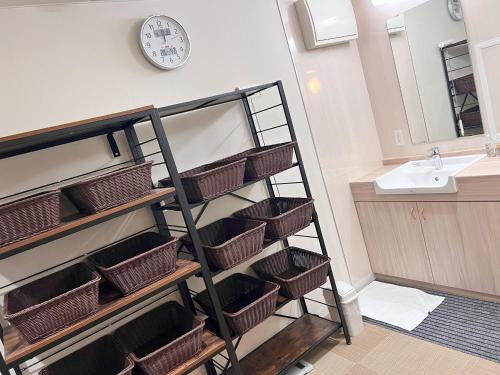久留米市Hotel Kurume HIlls的浴室设有水槽旁的篮子架