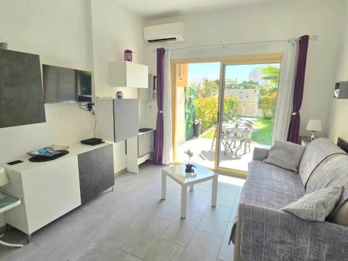 Χώρος καθιστικού στο L'instant soleil au Lavandou Apartment
