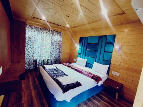 Un dormitorio con una cama en una habitación de madera. en Birdsong, en Pahalgām