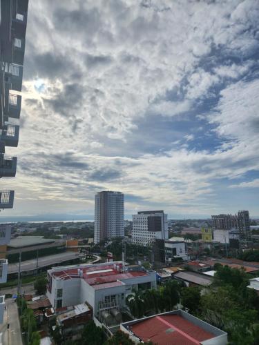 Γενική άποψη της πόλης Davao City ή θέα της πόλης από  αυτό το ξενοδοχείο διαμερισμάτων
