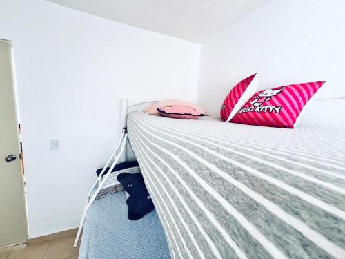 Una cama o camas en una habitación de Temixco Mágico con alberca
