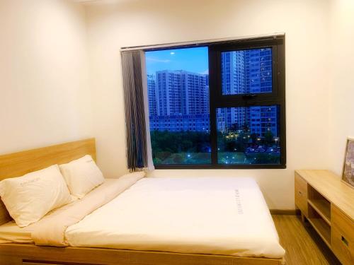 a bedroom with a bed and a large window at Lahomestay Chỗ Nghỉ 2PN Tiện Nghi, Khách Hàng Yêu Thích in Tân Vạn