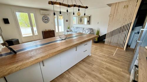 une cuisine avec un comptoir en bois dans une pièce dans l'établissement Au pied du Garlaban, à Aubagne