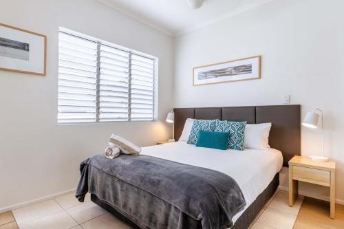 Ένα ή περισσότερα κρεβάτια σε δωμάτιο στο Poolview Dual-key studio & BR 66 at Portsea