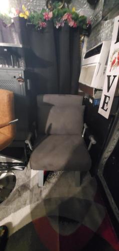 Gallery image of Cozy Mobiles Luxury Living Room and Dine On Wheels in Arlington