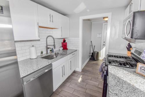 Kuchyň nebo kuchyňský kout v ubytování Spacious Cozy Unit Near University and Casinos