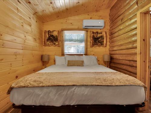 Voodi või voodid majutusasutuse Deluxe 1 BR Cabin with Parking toas