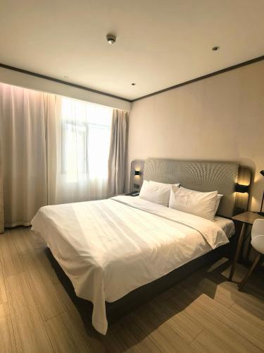 Ένα ή περισσότερα κρεβάτια σε δωμάτιο στο Hanting Hotel(Shanghai Lujiazui Minsheng Road Subway Station)