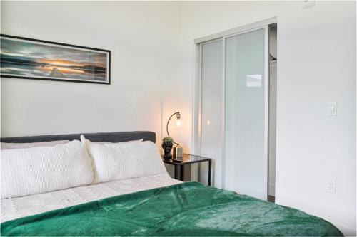 une chambre avec un lit vert et une porte vitrée dans l'établissement Bright & Stylish 1-Bedroom, Walk to Netflix, Perfect for Long Stays FREE PARKING, à Los Angeles