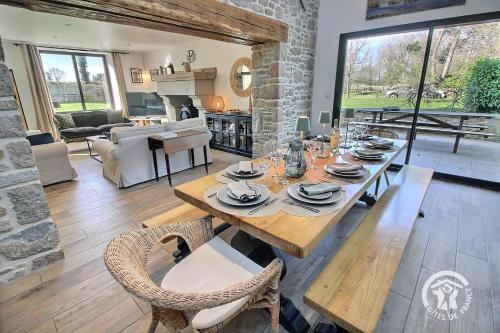 une table à manger et des chaises dans un salon dans l'établissement La marie morgane, à Lézardrieux