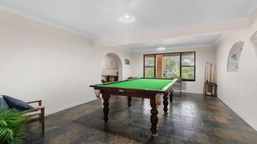 Una sala de estar con una mesa de billar. en Close To River - 72 The Anchorage, en Hawks Nest