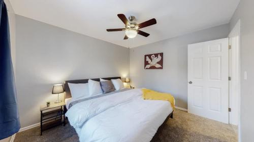 Cama o camas de una habitación en Bright & Cozy Upper Unit in Denver