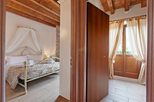 Ένα ή περισσότερα κρεβάτια σε δωμάτιο στο Agriturismo Cascina Crocelle - Lake View and Heated Pool