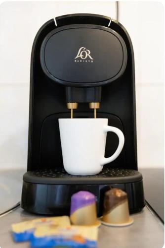 - une cafetière avec une tasse sur une table dans l'établissement Séjour idéal dans ce cocon calme et cosy, à Rosny-sous-Bois