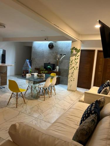 a living room with a couch and a table and chairs at Casa Velodromo in Xalapa