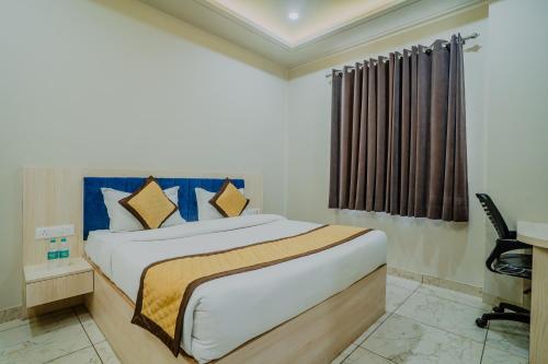 a bedroom with a bed and a desk at HOTEL SNOOZE in Jaipur