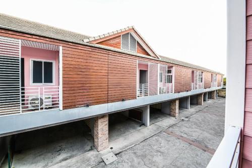 邦盛Bangsean Hotel的建筑物上的一排单元房