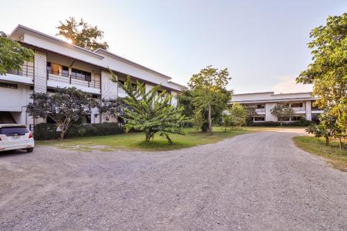 南奔Dnk Baan Suan的建筑物前空的马路