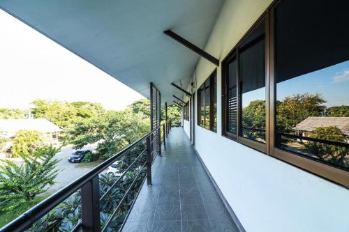 南奔Dnk Baan Suan的享有街道景色的房屋阳台