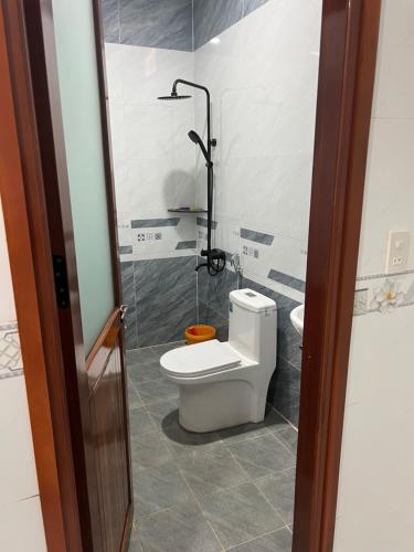 a bathroom with a toilet and a shower at Nhà Nghỉ NHẬT TIÊN in Tân Phú