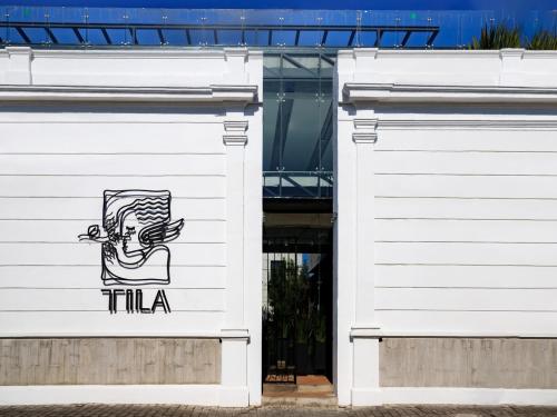 チョルーラにあるHotel Tilaの横絵付きの建物