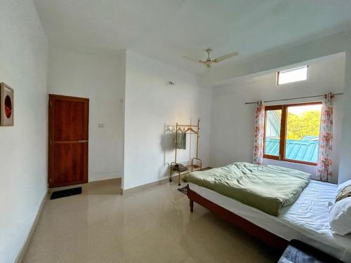 Ένα ή περισσότερα κρεβάτια σε δωμάτιο στο Akása Homes by Cosmic Kriya