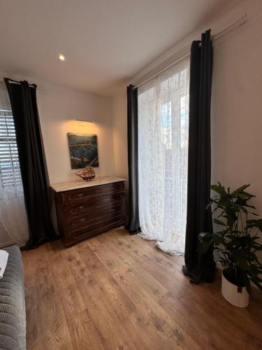 1 dormitorio con vestidor y ventana grande en Mia's Wonderland, en Dubrovnik