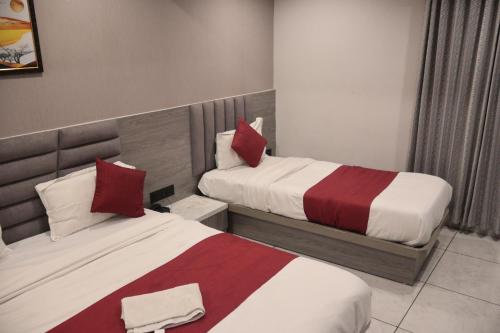 Una cama o camas en una habitación de Hotel Dhara