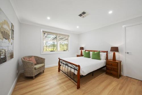 Una cama o camas en una habitación de Capercaillie Cottage