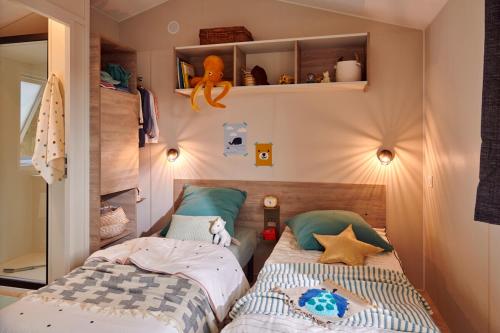 two beds in a small room with two beds at Domaine MON CALME in Piriac-sur-Mer