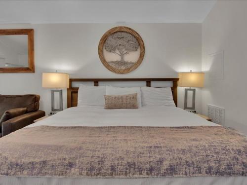 Un dormitorio con una gran cama blanca con dos lámparas. en Beautiful Model Home with Breathtaking View, en Pigeon Forge