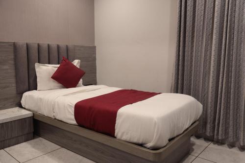 Una cama o camas en una habitación de Hotel Dhara